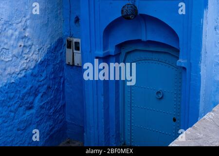 Chefchaouen, Nordmarokko, 10. Juni 2016. Eines der schönsten Tore der blauen Stadt. Stockfoto