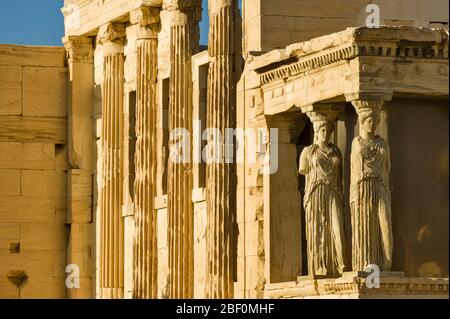 ATHEN, GRIECHENLAND – 26. Mai 2006 : Detail der Südveranda von Erechtheion mit den Karyatiden. Parthenon auf der Akropolis in Athen, Griechenland Stockfoto