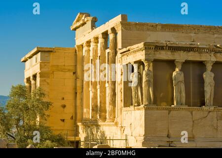 ATHEN, GRIECHENLAND – 26. Mai 2006 : Detail der Südveranda von Erechtheion mit den Karyatiden. Parthenon auf der Akropolis in Athen, Griechenland Stockfoto