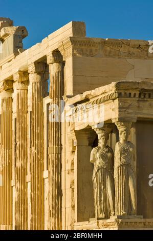 ATHEN, GRIECHENLAND – 26. Mai 2006 : Detail der Südveranda von Erechtheion mit den Karyatiden. Parthenon auf der Akropolis in Athen, Griechenland Stockfoto