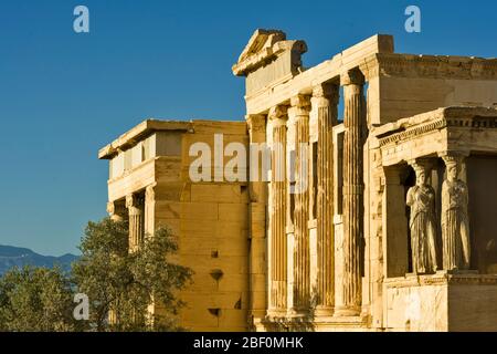 ATHEN, GRIECHENLAND – 26. Mai 2006 : Detail der Südveranda von Erechtheion mit den Karyatiden. Parthenon auf der Akropolis in Athen, Griechenland Stockfoto