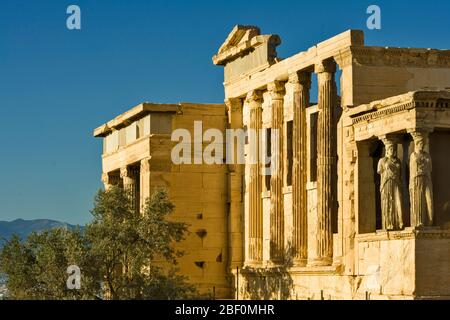 ATHEN, GRIECHENLAND – 26. Mai 2006 : Detail der Südveranda von Erechtheion mit den Karyatiden. Parthenon auf der Akropolis in Athen, Griechenland Stockfoto