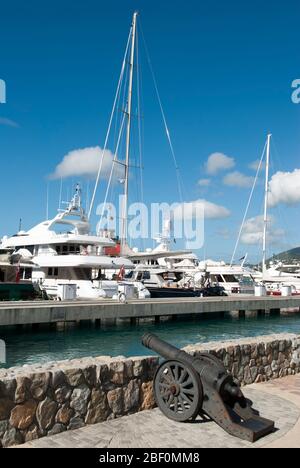 Die Kanone im alten Stil steht am Yachthafen in Charlotte Amalie Stadt auf St. Thomas Island (USA Jungferninseln). Stockfoto