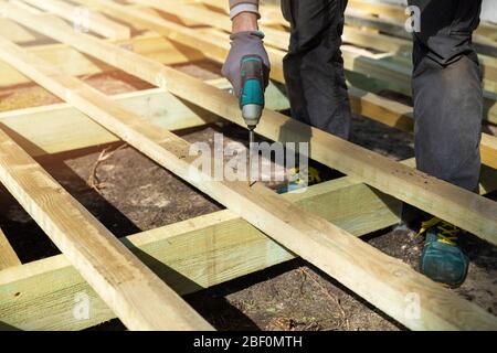 Man baut Holzrahmen für Terrasse Terrasse Stockfoto