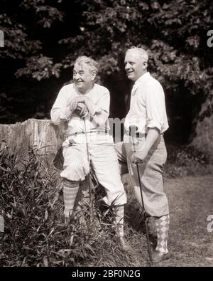 1920ER JAHRE 1930ER JAHRE 2 ÄLTERE MÄNNER MIT GOLFSCHLÄGERN SITZEN AUF BAUMSTUMPF BLICK AUF GOLFPLATZ TRAGEN GOLFHÖSCHEN ARGYLE SOCKEN - G4089 HAR001 HARS GOLFER ALTE ZEIT NOSTALGIE ALTE MODE FITNESS GESICHTS GESUNDE WETTBEWERB GÄSTE SPORTLER ENTSPANNENDE HÖCKER ERFREUT FREUDE LEBENSSTIL ÄLTERE BLATT ERWACHSENE GESUNDHEIT LEICHTATHLETIK KOPIE RAUM FREUNDSCHAFT GANZLÄNGE HALBE LÄNGE KÖRPERLICHE FITNESS PERSONEN ERWACHSENE MÄNNER GOLF SPORTLICH SENIOR MANN SENIOR ERWACHSENE AUSDRÜCKE B & W CLUBS SOMMERZEIT GESCHICKLICHKEIT AKTIVITÄT FREIZEITKURS GLÜCK KÖRPERLICHE FRÖHLICH HOBBY KRAFT HOSE AMÜSIERT INTERESSE ZWEI MÄNNER HOBBYS Stockfoto