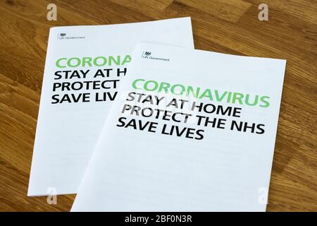 Informationsbroschüren zum Coronavirus: "Bleibe zu Hause und schütze den NHS und rette Leben" Offizielles Informationsblatt der britischen Regierung 2020 Stockfoto