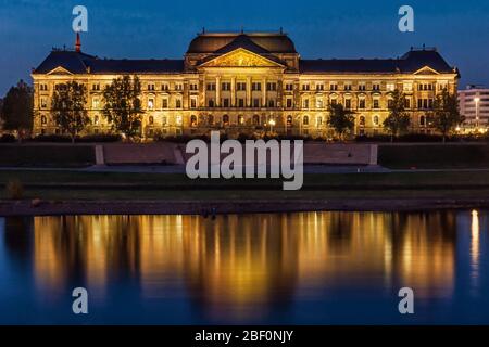 Sächsisches Staatsministerium der Finanzen in Dresden bei Nacht Stockfoto