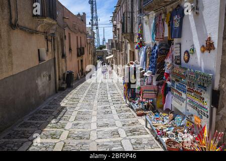 Via Vittorio Emanuele - Hauptstraße in Erice historische Stadt auf einem Berg Erice in der Provinz Trapani in Sizilien, Süditalien Stockfoto