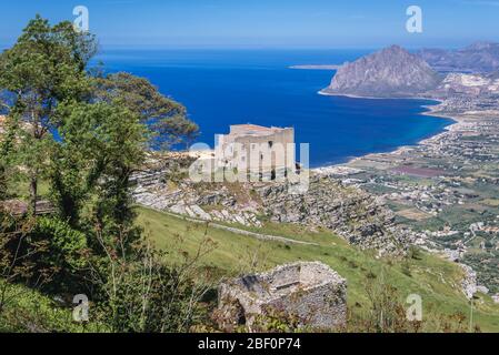 Festung Quartiere spagnolo aus dem 17. Jahrhundert in der Stadt Erice auf einem Berg Erice in der Provinz Trapani auf Sizilien, Italien, Blick auf den Berg Cofano im Hintergrund Stockfoto