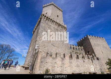 Burg Balio und Türme neben der Burg Venus in Erice Historic auf einem Berg Erice in der Provinz Trapani auf Sizilien, Süditalien Stockfoto