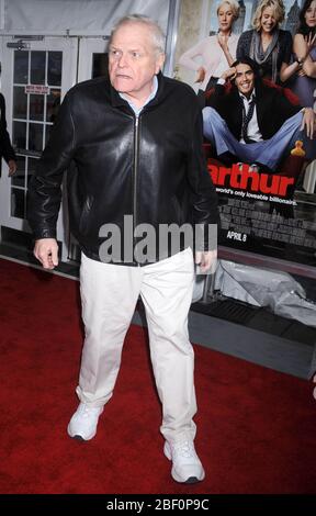 NEW YORK, NY - APRIL 05: Brian Dennehy und die Schauspielerin Helen Mirren nehmen am 5. April 2011 an der New Yorker Premiere von 'Arthur' im Ziegfeld Theater Teil. Personen: Brian Dennehy Stockfoto