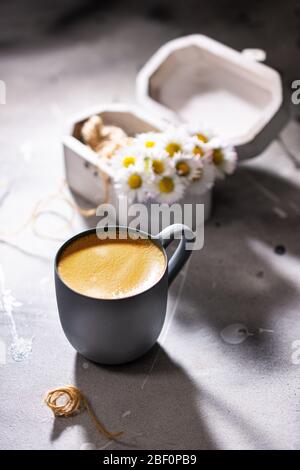Espresso am Morgen.Kaffee mit Blumen auf dem Tisch.Frühling.Low Fat Food and Drink. Stockfoto
