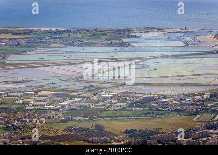 Saline Di Trapani - Saline und Naturreeserve von der historischen Stadt Erice auf einem Berg Erice in der Provinz Trapani auf Sizilien, Süditalien Stockfoto