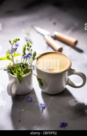 Kaffee am Morgen mit einem Blumenstrauß.aromatischer Espresso.Frühstück der Champions.Low Fat Food und Drink. Stockfoto