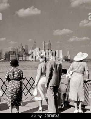 1930ER JAHRE ANONYM FAMILIE VATER MUTTER SOHN ZWEI ÄLTERE FRAUEN GENIESSEN BLICK AUF MANHATTAN VON STATEN ISLAND FÄHRE NEW YORK CITY USA - Q38314 CPC001 HARS URBAN ISLAND OLD TIME NOSTALGIE ALTE MODE 1 SKYLINE JUGENDLICH STIL MANHATTAN FAMILIEN LIFESTYLE FÜNF GESCHICHTE ARCHITEKTUR FRAUEN PASSAGIERE 5 VEREINIGTE STAATEN KOPIEREN RAUM VOLLER LÄNGE DAMEN PERSONEN SZENISCHE INSPIRATION VEREINIGTE STAATEN VON AMERIKA MÄNNER GEBÄUDE TRANSPORT B & W NORDAMERIKA HAFEN SOMMERZEIT INNENSTADT KLEIDER NORDAMERIKA TRÄUME EIGENTUM GENIESSEN RICHTUNG NYC IMMOBILIEN NEW YORK STRUKTUREN STÄDTE FÄHREN STILVOLLE GEBÄUDE FÄHREN Stockfoto