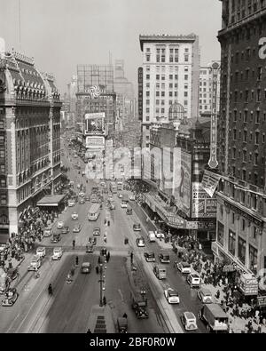 1930ER NEW YORK CITY TIMES SQUARE BLICK NACH NORDEN AUF BROADWAY BIS DUFFY SQUARE VOM URSPRÜNGLICHEN TIMES TOWER ALS SCHATTEN GESEHEN - Q45982 CPC001 HARS PERSONS INSPIRATION VEREINIGTE STAATEN VON AMERIKA AUTOMOBIL MÄNNER FUSSGÄNGER UNTERHALTUNG TRANSPORT B&W TOWER DREAMS MIDTOWN HIGH ANGLE ADVENTURE AUTOS EXTERIOR GOTHAM OPPORTUNITY UP NYC HOTEL ASTOR ORIGINAL NEW YORK AUTOMOBILE STÄDTE FAHRZEUGE NEW YORK CITY TIMES SQUARE BROADWAY THEATER VIERTEL THEATER BIG APPLE SCHWARZ UND WEISS DUFFY GROSSE WEISSE WEISE ALTMODISCH Stockfoto