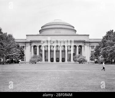 1950ER MASSACHUSETTS INSTITUTE OF TECHNOLOGY SCHOOL OF ARCHITECTURE BARKER BIBLIOTHEK GEBÄUDE 10 UND GROSSE KUPPEL CAMBRIDGE MA USA - R429 FST001 HARS IMMOBILIEN UNIVERSITÄTEN DESIGNER AUSSEN NEOKLASSISCHEN VON INSTITUT HIGH-TECH-HOCHSCHULBILDUNG IMMOBILIEN STRUKTUREN 1913 PLATTIERTE HOCHSCHULEN GEBÄUDE ANONYME CAMBRIDGE SYMBOLISCHE KALKSTEIN MA MIT BLICK AUF JUNGE ERWACHSENE MANN SCHWARZ-WEISSER BETON ALTMODISCHE DARSTELLUNG Stockfoto