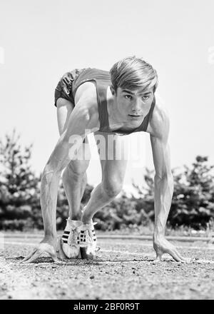 1960ER KOPF AUF SICHT TEENAGER MANN ATHLET TRACK LÄUFER IN STARTBLOCK IN HOCKSTELLUNG BEREIT FÜR RENNEN - S17482 HAR001 HARS JUNGE ERWACHSENE BALANCE ATHLET LIFESTYLE GESCHWINDIGKEIT START BEREIT GESUNDHEIT LEICHTATHLETIK COPY SPACE FULL-LENGTH KÖRPERLICHE FITNESS PERSONEN INSPIRATION MÄNNER TEENAGER JUNGE ATHLETISCHE SELBSTVERTRAUEN AUSDRÜCKE B & W ZIELE AKTIVITÄT KÖRPERLICHE KRAFT UNIVERSITÄTEN AUFREGUNG NIEDRIGEN WINKEL RICHTUNG VORFREUDE HÖHERE BILDUNG SPRINT TRACK UND FELD KONZEPTIONELLE ATHLETEN CLOSE-UP FLEXIBILITÄT MUSKELN STARTBLOCK TEENAGED COLLEGES POSITION JUNGE ERWACHSENE MANN SCHWARZ UND WEISS KAUKASISCHEN ETHNIZITÄT Stockfoto