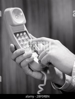 1970ER-JAHRE-HANDWAHLSCHALTER FÜR TRIMMLEITUNG WÄHLTASTEN FÜR TELEFON IN DER HAND SET EMPFÄNGER EINE GLOCKE WESTERN ELECTRIC PHONE - S17676 HAR001 HARS PERSONEN WESTERN SYMBOLE CALLING B&W CUSTOMER SERVICE NETWORKING INNOVATION DIALING CONCEPT CONNECTION KONZEPTIONELLE NAHAUFNAHME-DRUCKKNOPF-EMPFÄNGER UNTERSTÜTZEN SYMBOLISCHE KONZEPTE MITTE-ERWACHSENE MITTE-ERWACHSENE FRAU DRUCKTASTE JUNGER ERWACHSENER FRAU SCHWARZ UND WEISS KAUKASISCHEN ETHNIZITÄT HÄNDE NUR HAR001 ALTMODISCHE DARSTELLUNG Stockfoto