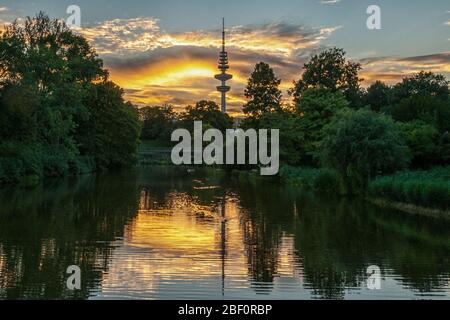Der Fernsehturm in Hamburg im Sonnenuntergang Stockfoto