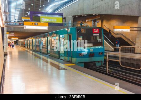 SANTIAGO, CHILE - MÄRZ 2017: Ein Transantiago-Bus in Vespucio Norte Stockfoto