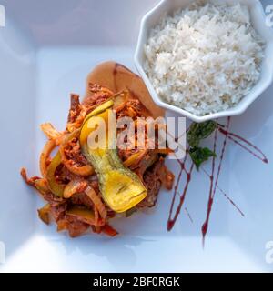 Traditionelle kubanische Küche 'ropa vieja' Gericht, schön präsentiert - übersetzt als 'alte Kleidung' - geschreddert oder gezogen gedünstetes Rindfleisch oder Lamm mit Gemüse, Stockfoto