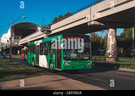 SANTIAGO, CHILE - MÄRZ 2017: Ein Transantiago-Bus in Maipú Stockfoto
