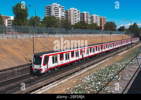 SANTIAGO, CHILE - MÄRZ 2017: Ein Zug der Metro de Santiago in der Linie 1 Stockfoto