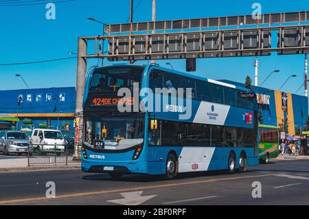 SANTIAGO, CHILE - MÄRZ 2017: Ein Transitago-Bus in Santiago Stockfoto