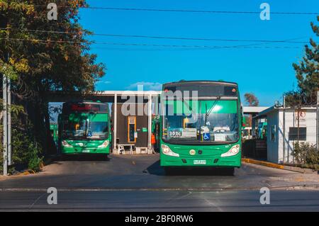 SANTIAGO, CHILE - MÄRZ 2017: Ein Transitago-Bus in Santiago Stockfoto