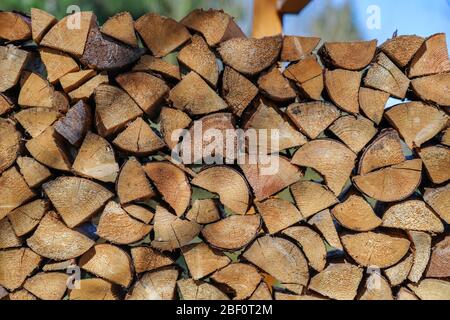 Gestapelte gehackte Holz für den winter Stockfoto