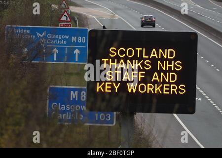 Ein Schild, das dem NHS-Personal und den Schlüsselkräften auf der M80 in der Nähe von Banknock dankt, während Großbritannien weiterhin in der Blockierung ist, um die Ausbreitung des Coronavirus einzudämmen. Stockfoto