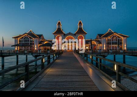 Die Seebrücke in Sellin auf der Insel Rügen bei Nacht Stockfoto