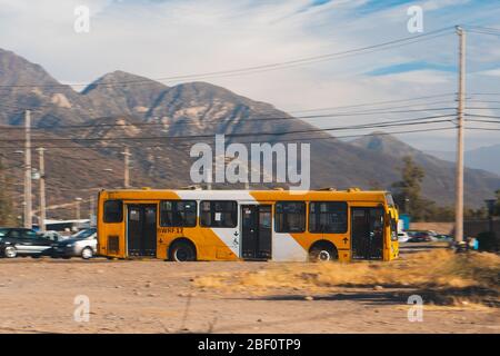 SANTIAGO, CHILE - DEZEMBER 2019: Ein Transantiago-Bus in Puente Alto Stockfoto