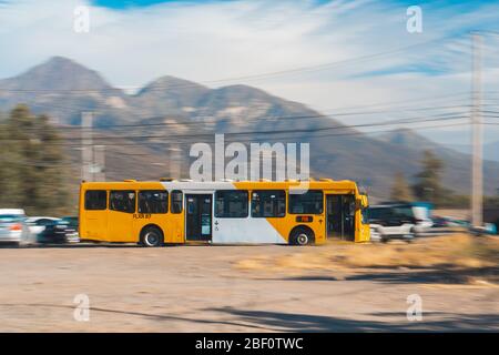 SANTIAGO, CHILE - DEZEMBER 2019: Ein Transantiago-Bus in Puente Alto Stockfoto