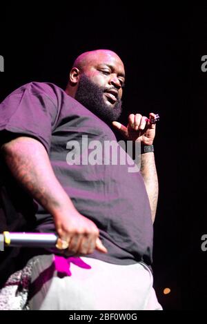 Rick Ross tritt am Power 99 FM Powerhouse 2010 Konzert im Wells Fargo Center in Philadelphia, Pa am 22. Oktober 2010 auf.Quelle: Scott Weiner / MediaPunch Stockfoto