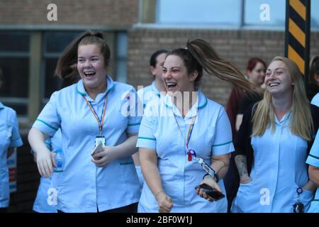 Mitarbeiter reagieren auf Applaus im Freeman Hospital in Newcastle upon Tyne, um lokale Helden während der landesweiten Initiative Clap for Carers am Donnerstag zu begrüßen, um NHS-Mitarbeiter zu erkennen und zu unterstützen, die gegen die Coronavirus-Pandemie kämpfen. Stockfoto