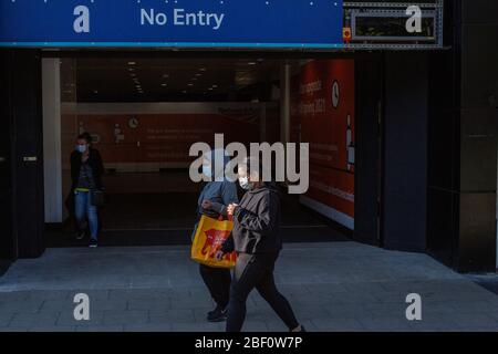 London UK 14. April 2020 Frauen mit sugikalen Masken gehen am Euston Bahnhof vorbei, der ungewöhnlich ruhig ist, nachdem die Regierung die Leute aufgefordert hatte, sich zu weiden Stockfoto