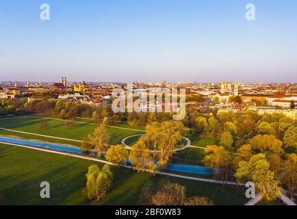 Englischer Garten mit Schwabinger Bach im Morgenlicht, Ausgangssperre, Blick auf die Altstadt, München, Luftaufnahme, Oberbayern, Bayern, Deutschland Stockfoto