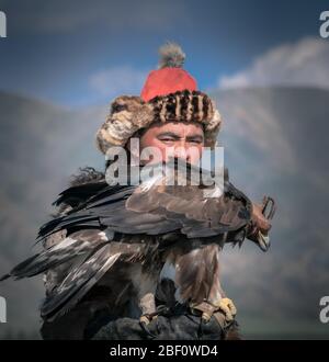 Mongolischer Adlerjäger, Kasachisch mit ausgebildetem Adler, Porträt, Provinz Bajan-Oelgii, Mongolei Stockfoto