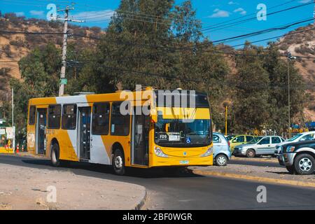 SANTIAGO, CHILE - DEZEMBER 2019: Ein Transantiago-Bus in Puente Alto Stockfoto