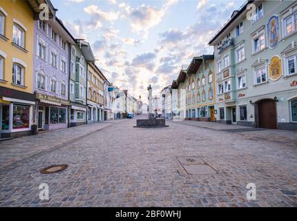 Leere Marktstraße mit Marienbrunnen, Bad Toelz, Isarwinkel, Oberbayern, Bayern, Deutschland Stockfoto