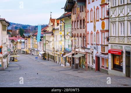 Menschenleere Marktstrasse, Bad Toelz, Isarwinkel, Oberbayern, Bayern, Deutschland Stockfoto