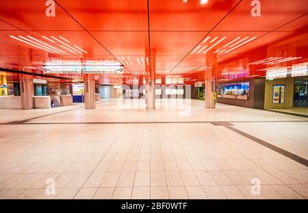 Tagsüber leeres Untergeschoss, Zugang zur U-Bahn, Koronakrise, Marienplatz, München, Oberbayern, Bayern, Deutschland Stockfoto