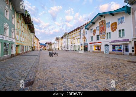 Menschenleere Marktstrasse, Bad Toelz, Isarwinkel, Oberbayern, Bayern, Deutschland Stockfoto