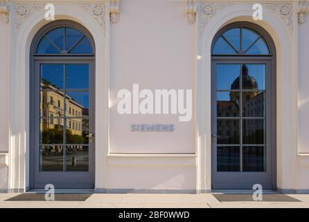 Haupteingang der Siemens-Zentrale im Palais Ludwig Ferdinand, Wittelsbacherplatz, Maxvorstadt, München, Oberbayern, Bayern, Deutschland Stockfoto