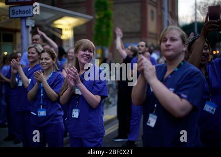 Krankenschwestern vor dem Chelsea and Westminster Hospital, London, um lokale Helden während der landesweiten Initiative Clap for Carers NHS zu begrüßen, um NHS-Arbeiter und Pfleger zu begrüßen, die gegen die Coronavirus-Pandemie kämpfen. Stockfoto