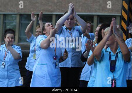 Mitarbeiter nehmen am Freitag im Freeman Hospital in Newcastle upon Tyne Teil, um lokale Helden während der landesweiten Initiative „Clap for Carers“ zu begrüßen, die am Donnerstag die NHS-Mitarbeiter und Betreuer im Kampf gegen die Coronavirus-Pandemie anerkennt und unterstützt. Stockfoto