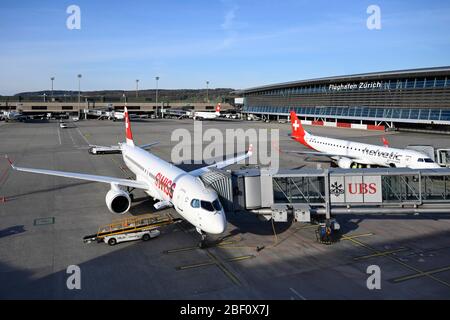 Flughafen Zürich mit den Flugzeugen Swiss Airbus A220-300 HB-JCS und Helvetic Airways Embraer ERJ-190 HB-JVM, Kloten, Schweiz Stockfoto