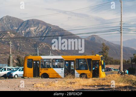 SANTIAGO, CHILE - DEZEMBER 2019: Ein Transantiago-Bus in Puente Alto Stockfoto